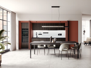 Módulo Pocket con puertas escamoteables: cocina totalmente equipada y ordenada