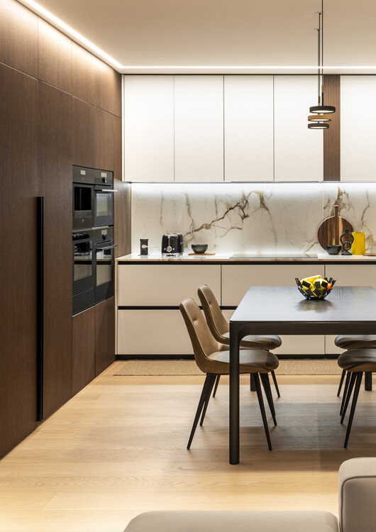 Una cucina ad angolo che unisce design e struttura tradizionale