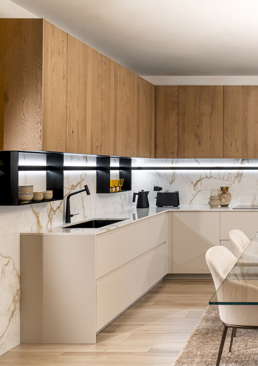 Cucina ad angolo in laccato. Un progetto dallo stile moderno.