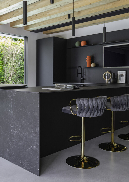 Cucina con penisola moderna e total black: un progetto elegante in open space
