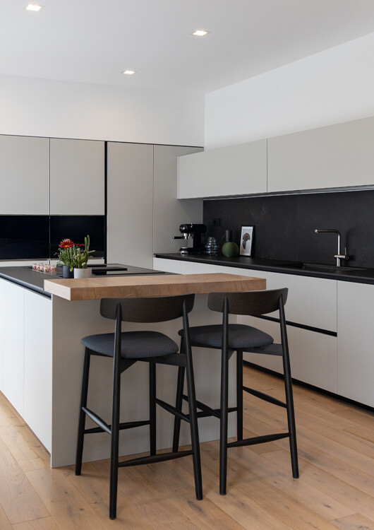 Cucina open space con isola: elegante design bianco e legno
