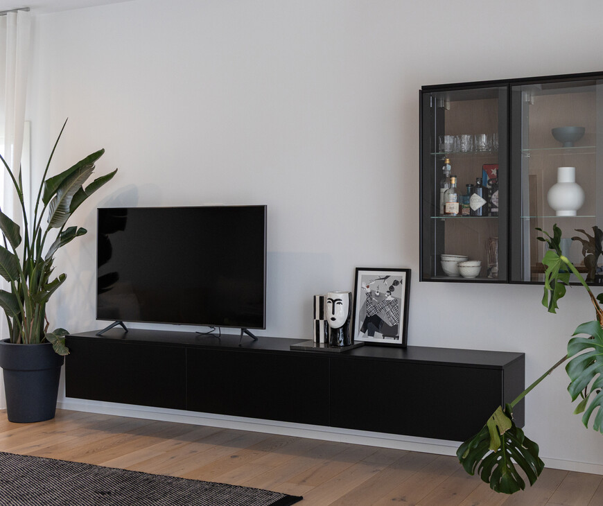 Living con mobile sospeso e vetrinetta creato con cestoni e pensili con anta Teca della collezione di cucine Kalì di Arredo3. 