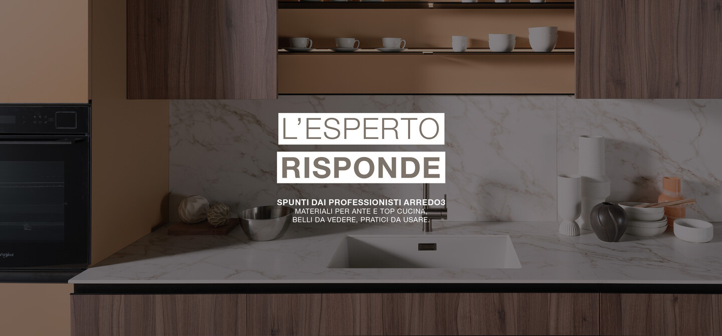 Cucina con basi e pensili in laminato Noce Alba, piano di lavoro in Gres by Arredo3 Statuarietto Oro, colonne e boiserie LAB in PET riciclato Canyon
