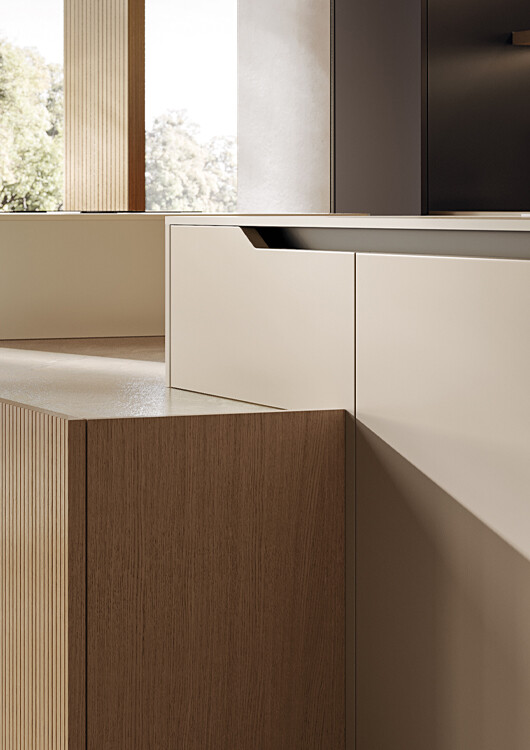Presa sull’anta sagomata: design ed ergonomia in cucina con Sinua