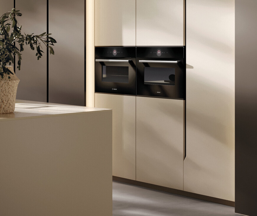 Cucina con colonne con presa verticale sull’anta Sinua: quasi un’onda sul frontale con gola in contrasto colore