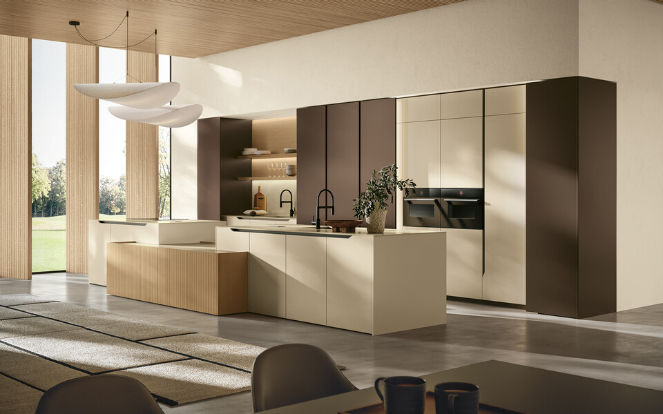 Cucina a doppia isola con colonne e basi Time in laccato opaco ecrù con presa sull’anta sagomata